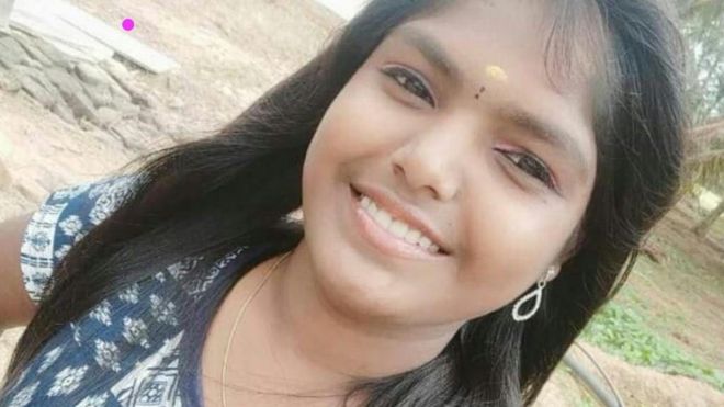 Az indiai diáklány meghalt miután egy biztonsági intézkedés során leesett a tetőről