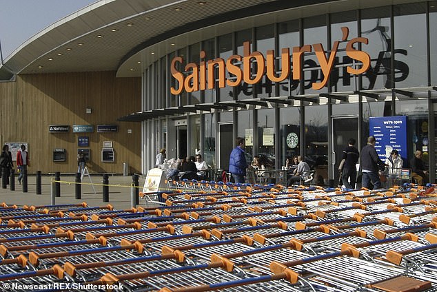 A Sainsbury's kitiltotta mind a 2300 üzletéből a tűzijátékokat